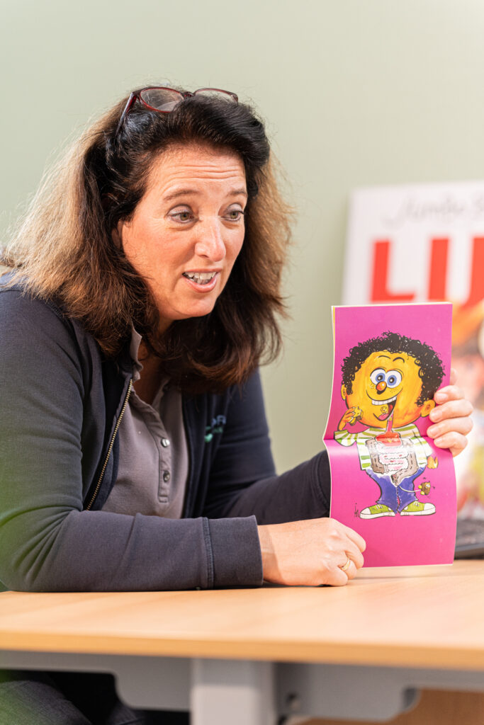 Kinderbekkenfysiotherapeut laat een prentenboek zien